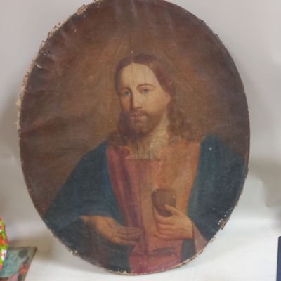 un tableau représentant Jésus tenant un livre posé sur une étagère