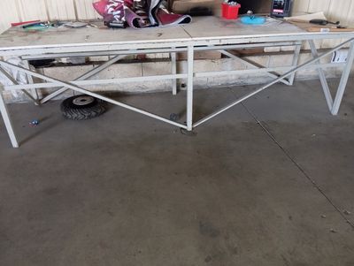 un homme assis à une table sur laquelle se trouve un ordinateur portable