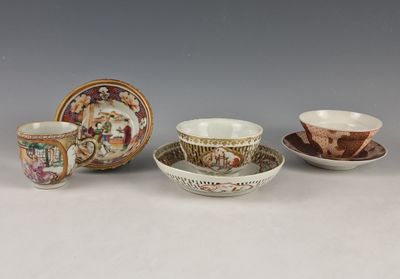 trois tasses et soucoupes sont posées les unes à côté des autres sur une table