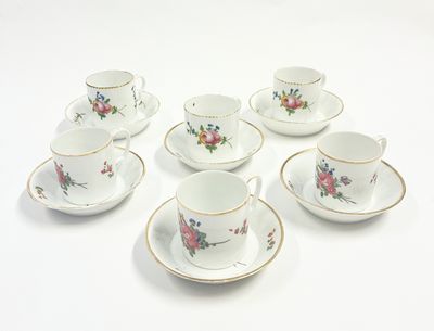 PARIS Six tasses litron et six soucoupes en porcelaine à déc…