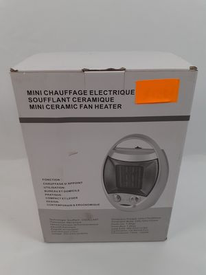 la boîte est ouverte pour montrer le contenu du micro-ondes