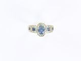 bague ovale en saphir bleu et diamant sur fond blanc