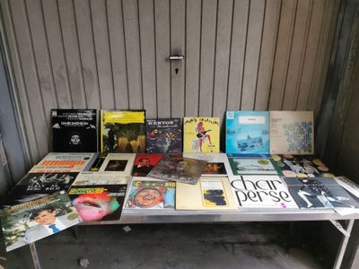 une table sur laquelle sont posés plusieurs livres
