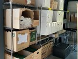 de nombreuses caisses empilées sur les étagères du garage