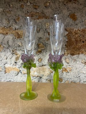 deux verres à vin décorés de fleurs, posés sur une table