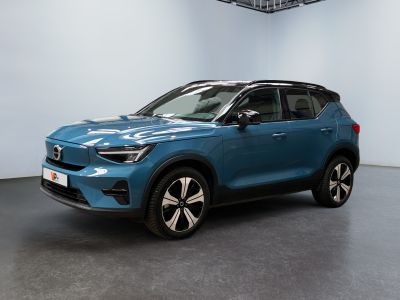 un SUV Volvo bleu garé dans une grande pièce