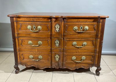 une commode ancienne avec des poignées et des boutons en laiton