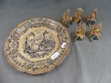 plusieurs figurines d'éléphants et une assiette décorée d'un motif
