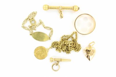 beaucoup de bijoux en or sur une surface blanche