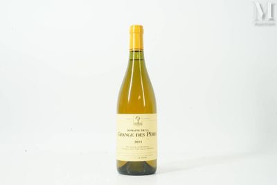 une bouteille de vin posée sur une table