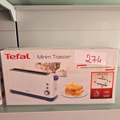 un emballage de grille-pain posé sur une étagère dans une cuisine