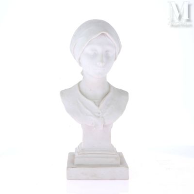 un buste en marbre blanc représentant une femme coiffée d'un turban