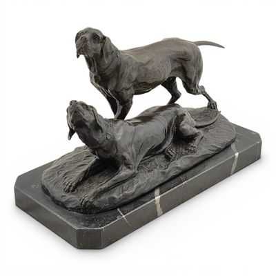 statue en bronze représentant deux chiens sur un socle en marbre, sur fond blanc