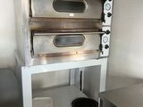 une image d'un four commercial dans une cuisine commerciale