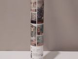 une photo montrant une pile de magazines posée sur une table