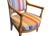 fauteuil rembourré à rayures, avec structure et pieds en bois