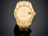 une montre-bracelet pour femme en or jaune 18 carats sertie de diamants