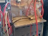 une machine posée sur une table, à laquelle sont raccordés plusieurs tuyaux