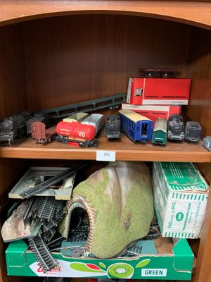 Lot de trains miniatures, échelle HO : wagons, motrices, rai… - Photo 1