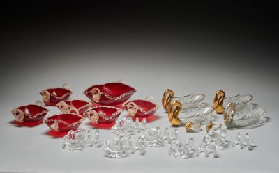 de nombreux morceaux de verre sur une surface blanche