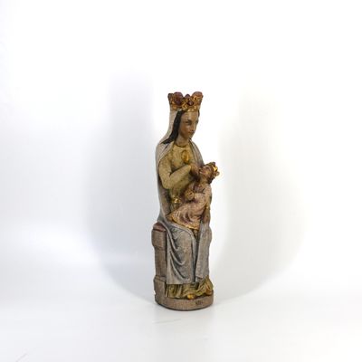 statue d'une femme tenant un bébé dans ses bras