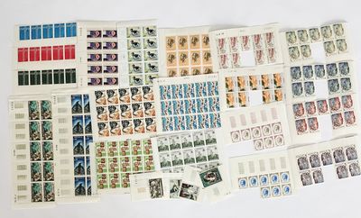 plusieurs types différents d'affranchissements et de timbres sur un fond blanc