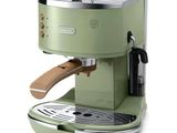 Machine à café vert sauge avec expresso sur fond blanc