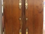 une armoire en bois ornée de motifs dorés