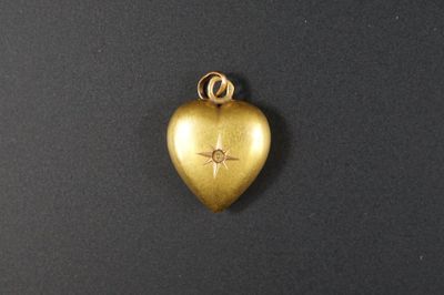 une image représentant un cadenas doré en forme de cœur orné d'une étoile