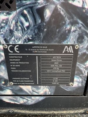 une image montrant un gros plan d'une machine sur laquelle est apposée une étiquette