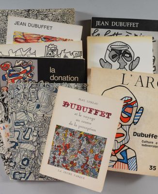 plusieurs livres sont empilés sur une table