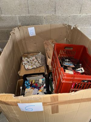 une boîte en carton contenant de nombreux objets