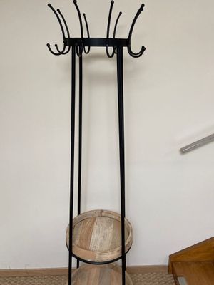 un porte-manteau surmonté d'un panier