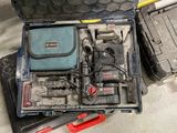 une caisse à outils avec des outils sur le sol