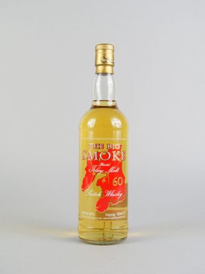 une bouteille d'alcool posée sur une surface blanche