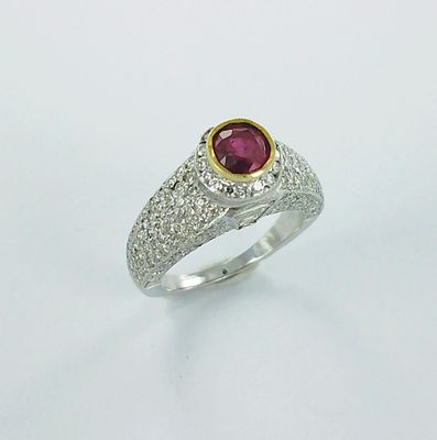 un gros plan d'une bague sertie d'un rubis