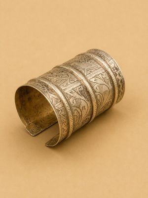 un gros plan d'une bague en argent posée sur une surface marron