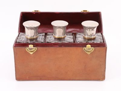 trois verres à shot dans un coffret en bois sur fond blanc