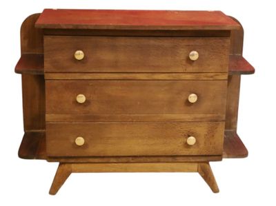 une petite commode en bois avec un plateau rouge