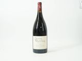une bouteille de vin posée sur une table