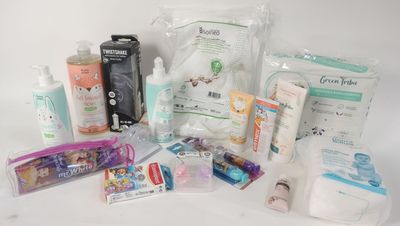 une photo montrant divers produits de soins pour bébés posés sur une surface blanche