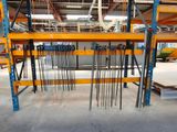 un grand rayonnage contenant de nombreux outils, situé dans un entrepôt