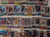 beaucoup de cartes qui traînent sur le lit