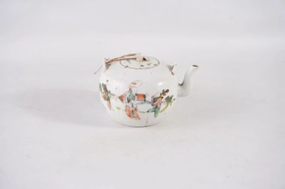 une image représentant une théière blanche ornée d'une peinture représentant des personnes