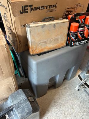 un tas de cartons et d'outils par terre