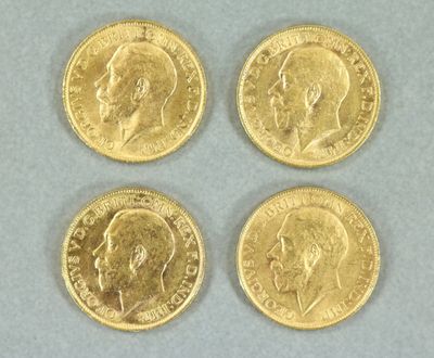 trois souverains d'or, dont l'un représente la tête d'un homme et l'autre celle d'une femme