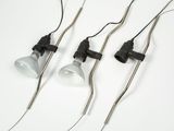 trois ampoules sont fixées aux fils d'une lampe