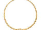 un collier en forme de serpent en or jaune serti de diamants, sur fond blanc