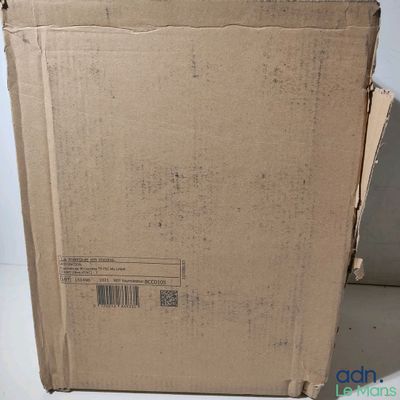 une boîte sur laquelle est assis un chat