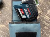 une pochette bleue contenant un appareil photo et un téléphone portable